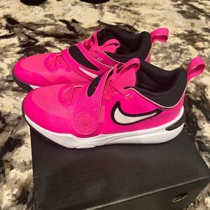 Nike basketball shoes girls size 2.5. Great condition.